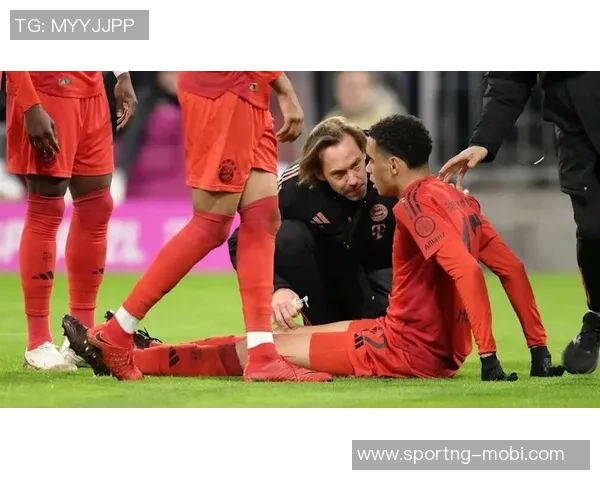 穆西亚拉亲临训练场为队友加油助威并热情签名回馈球迷 穆西亚拉亲临训练场为队友加油助威并热情签名回馈球迷